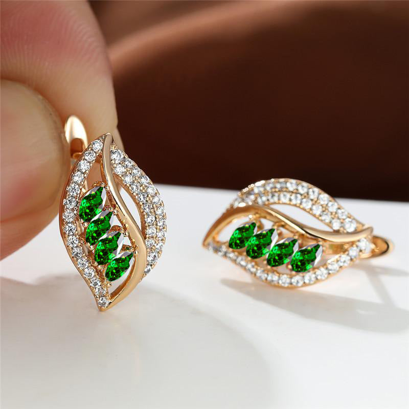 Boucles d'oreilles à tige en forme de feuille de quatre diamants légèrement incrustées de zircons de haute qualité