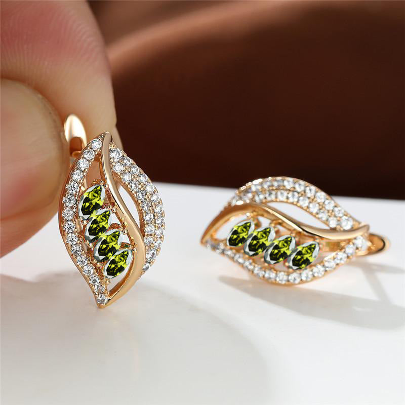 Boucles d'oreilles à tige en forme de feuille de quatre diamants légèrement incrustées de zircons de haute qualité