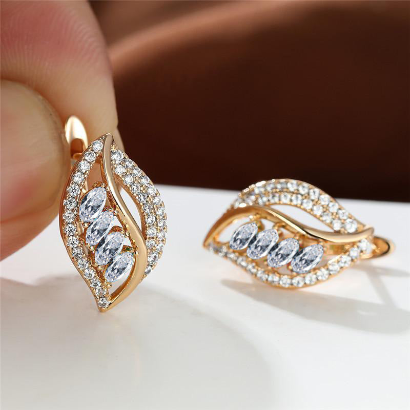 Boucles d'oreilles à tige en forme de feuille de quatre diamants légèrement incrustées de zircons de haute qualité