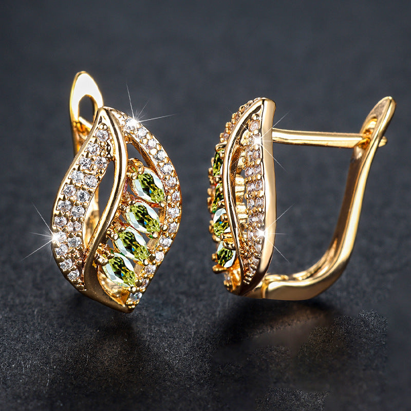 Boucles d'oreilles à tige en forme de feuille de quatre diamants légèrement incrustées de zircons de haute qualité