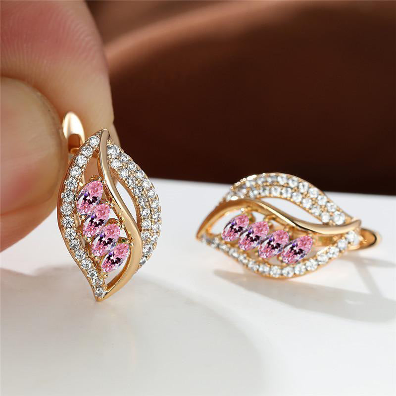 Boucles d'oreilles à tige en forme de feuille de quatre diamants légèrement incrustées de zircons de haute qualité